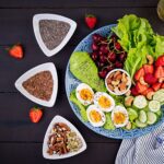 keto diētas ēdieni, rieksti, olas paprika u.c.