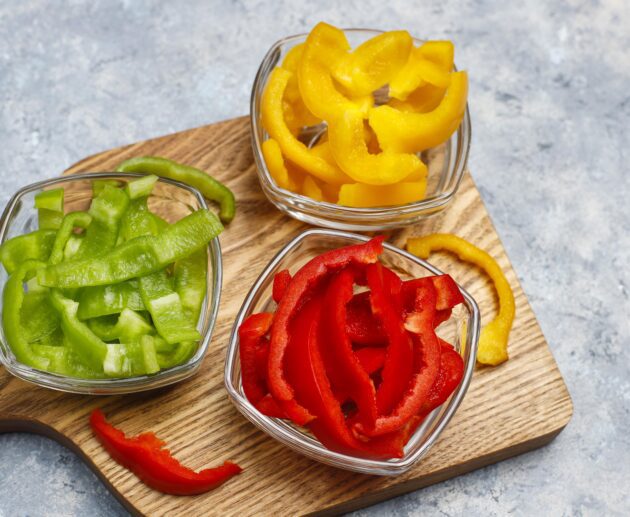 sagriezta paprika bļodiņās