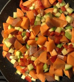 Saldie kartupeļi ar krāsainiem dārzeņiem