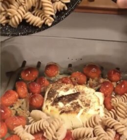 Pasta ar fetas sieru un tomātiem