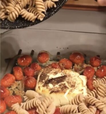 Pasta ar fetas sieru un tomātiem