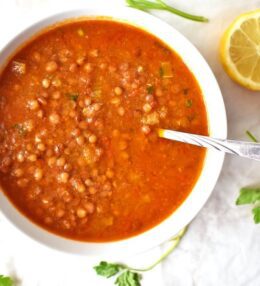 Tomātu lēcu zupa ar ķiploku grauzdiņiem