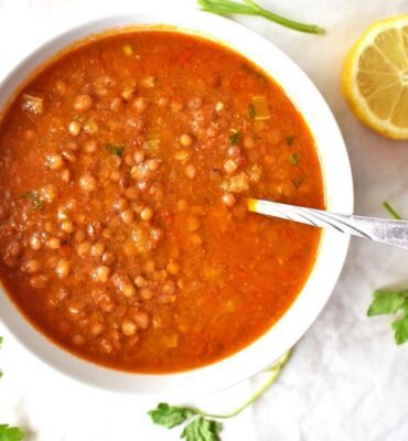 Tomātu lēcu zupa ar ķiploku grauzdiņiem