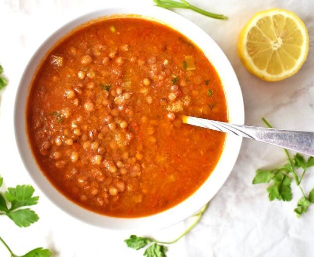 Tomātu lēcu zupa ar ķiploku grauzdiņiem