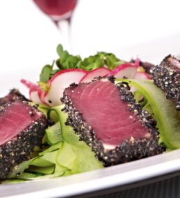 Tuncis ar rukolas bumbieru salātiem