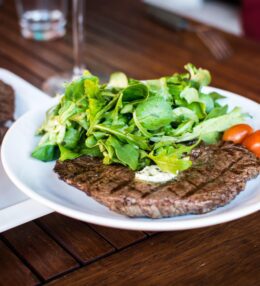 Cūkgaļas steiks ar svaigiem salātiem