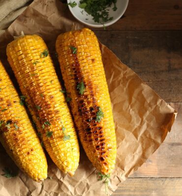 Grilēta kukurūza ar sieru un laima majonēzi
