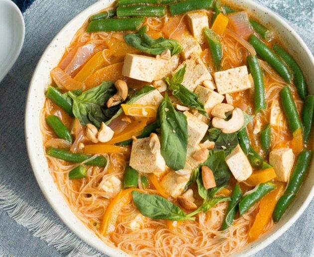 Sarkanā karija nūdeļu zupa ar tofu