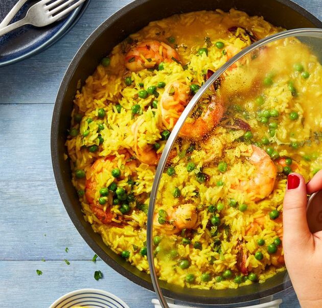 Garneles un rīsi karija mērcē