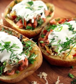 Pildīts saldais kartupelis ar humusa mērci