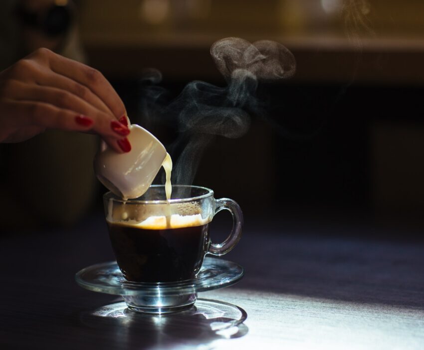 Kafija nav tikai dzēriens, tā ir kultūra. Ko cilvēki, kas lieto kafiju, patiesībā zina par to? Es šajā raksta dalīšos ar informāciju par interesantiem kafijas faktiem pasaulē. kafija krūzē un lej virsū krejumu