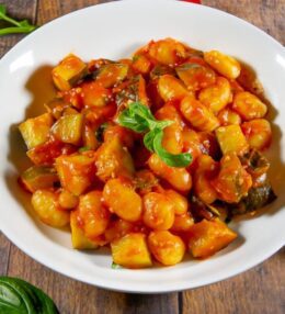 Gnocchi pasta ar cukīni un spinātiem