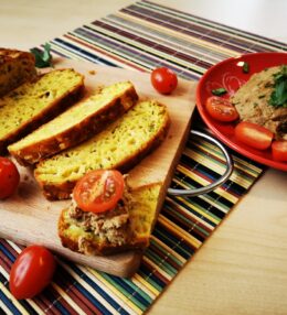 Pikantā siera maize ar zaļumiem