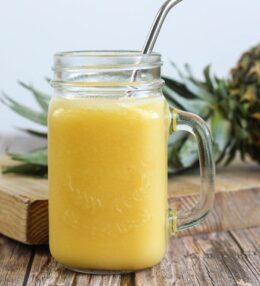 Ananasu saulainais smūtijs