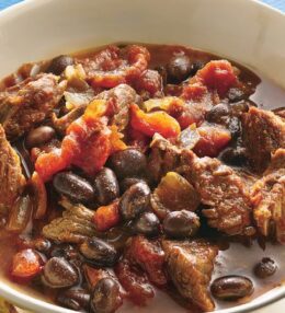 Sautēta liellopa gaļa ar pupiņām