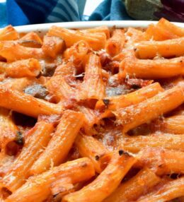 Pasta ar baklažāniem pikantajā tomātu mērcē