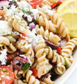 Spirāļu makaronu salāti grieķu gaumē