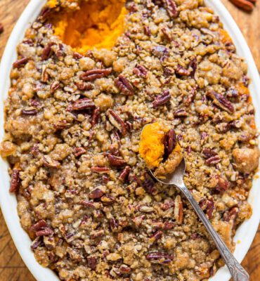 Saldais kartupelis ar pekanriekstu drupinājumu