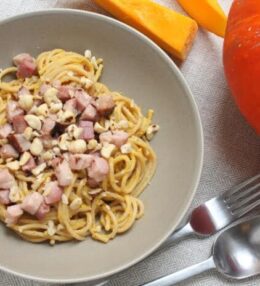 Spageti ar ķirbju mērci un žāvētu gaļu