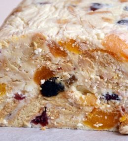 Jāņu siers ar žāvētiem augļiem