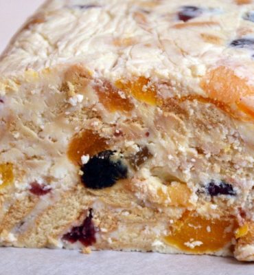 Jāņu siers ar žāvētiem augļiem