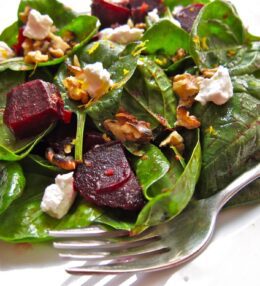 Biešu salāti ar kazas sieru un riekstiem