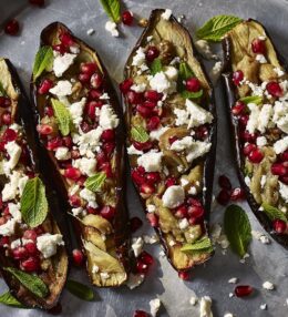 Grilēts baklažāns ar granātābola sēklām