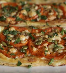 Kārtainās mīklas ar saldajiem kartupeļiem pīrāgs