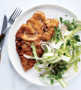 Cūkgaļas kotletes ar fenheļa un sparģeļu salātiem