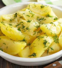 Vārīti kartupeļi ar zaļumiem