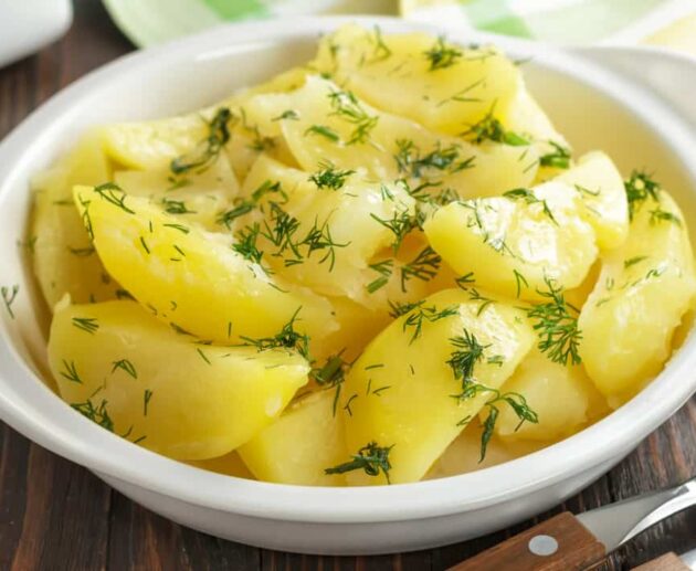 Vārīti kartupeļi ar zaļumiem