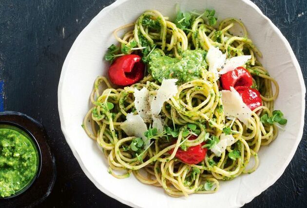 Pesto makaroni ar aunazirņiem un citronu