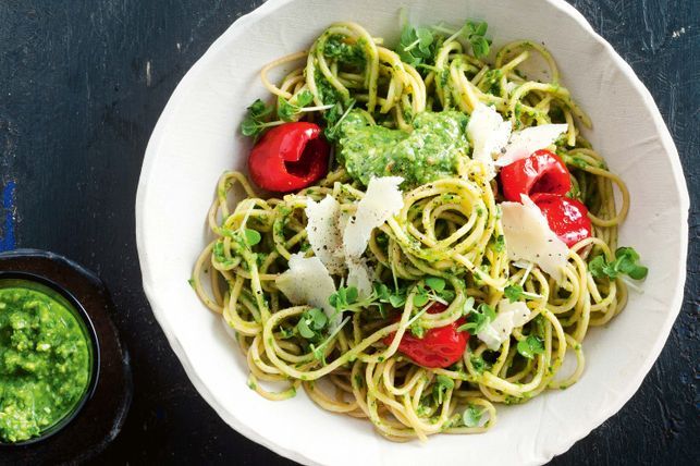 Pesto makaroni ar aunazirņiem un citronu