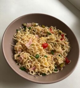 Ātrie roltonu salāti