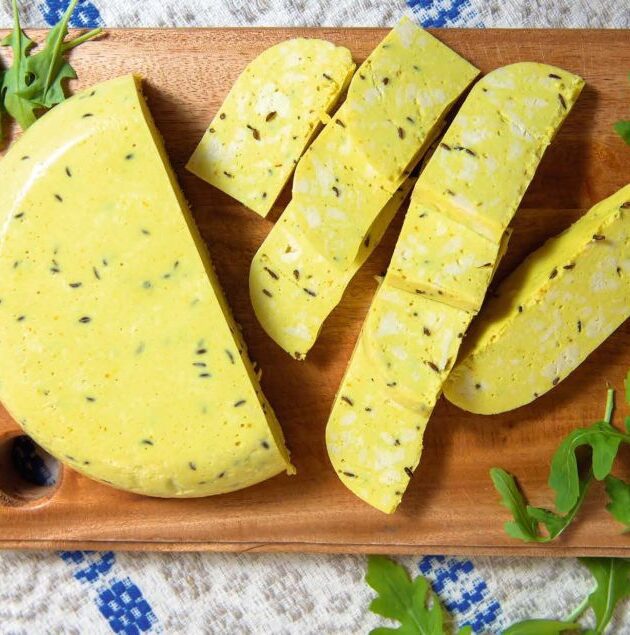 Jāņu siers ar kurkumu