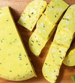 Jāņu siers ar kurkumu