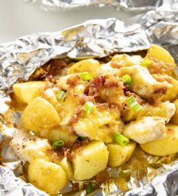 Folijā gatavoti kartupeļi ar zaļumiem