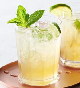 Dzirkstošā piparmētra laima ledus tēja