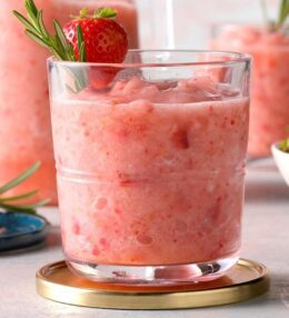 Zemeņu rozmarīna dzēriens