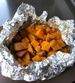 Vienkāršie kartupeļi folijā