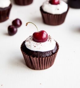 Kēksiņi ar ķiršiem