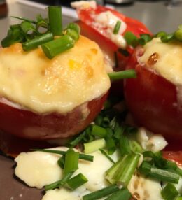 Pildītie tomāti ar olām un šampinjoniem