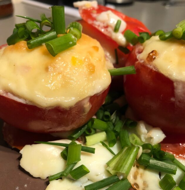 Pildītie tomāti ar olām un šampinjoniem