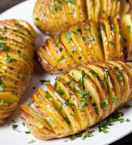 Hasselback kartupeļi