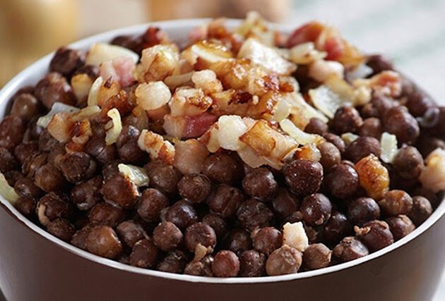 pelēkie zirņi ar speķi