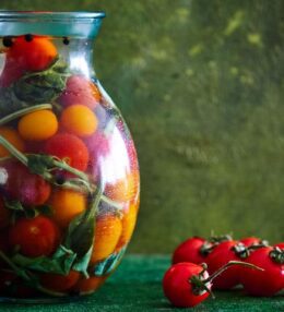 Sālīti ķiršu tomāti ar baziliku