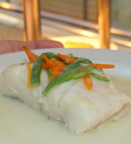 Jūras asaris baltvīna mērcē