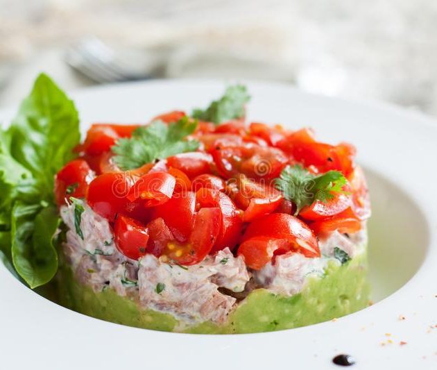 avokado tunča salāti