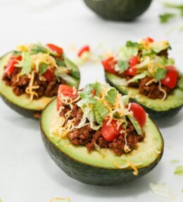 Pildīti avokado ar liellopu gaļu
