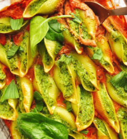 Pildīti makaronu gliemežvāki ar spinātu-ziedkāpostu krēmu